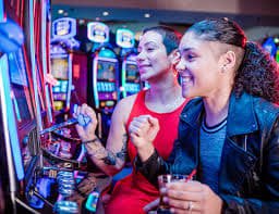 Ilustrasi antarmuka maxwin369 dengan tampilan sportsbook dan slot online yang menarik di Indonesia